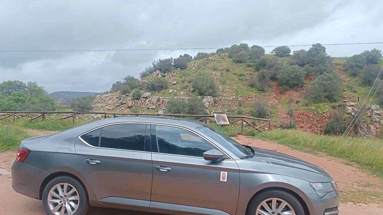 El Škoda Superb de Taxi en Vilches, parado en un camino de la comarca