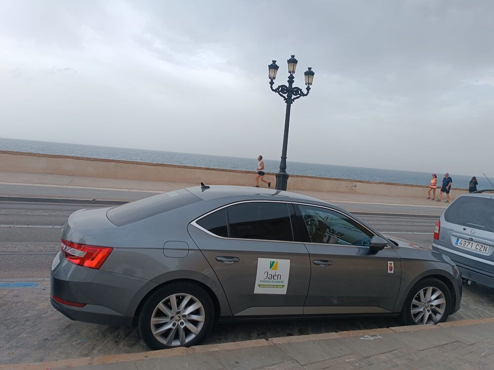 El taxi junto al mar, en un paseo marítimo